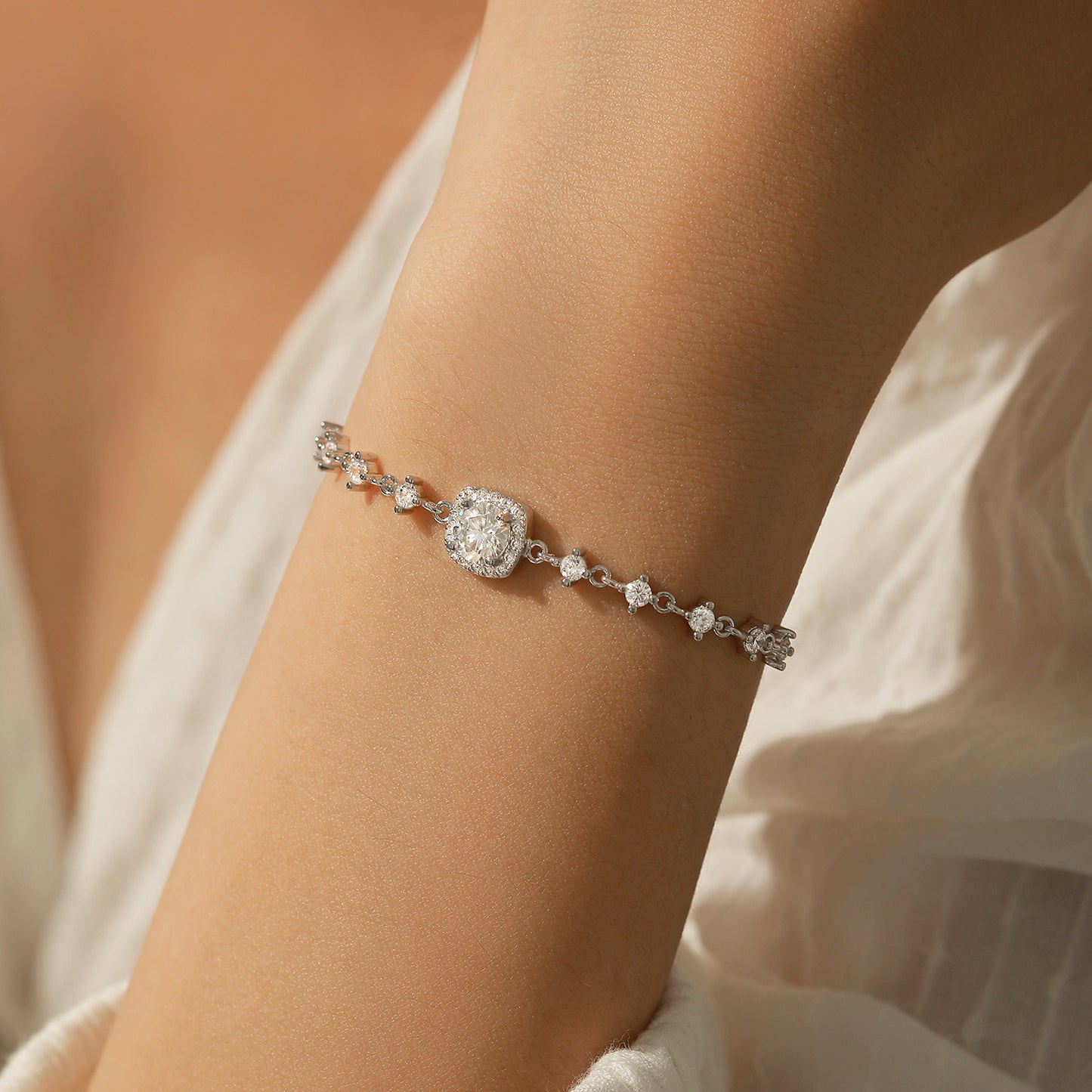 Planderful Moissanite Sparkling Bracelet – Luxurious Geometric Design