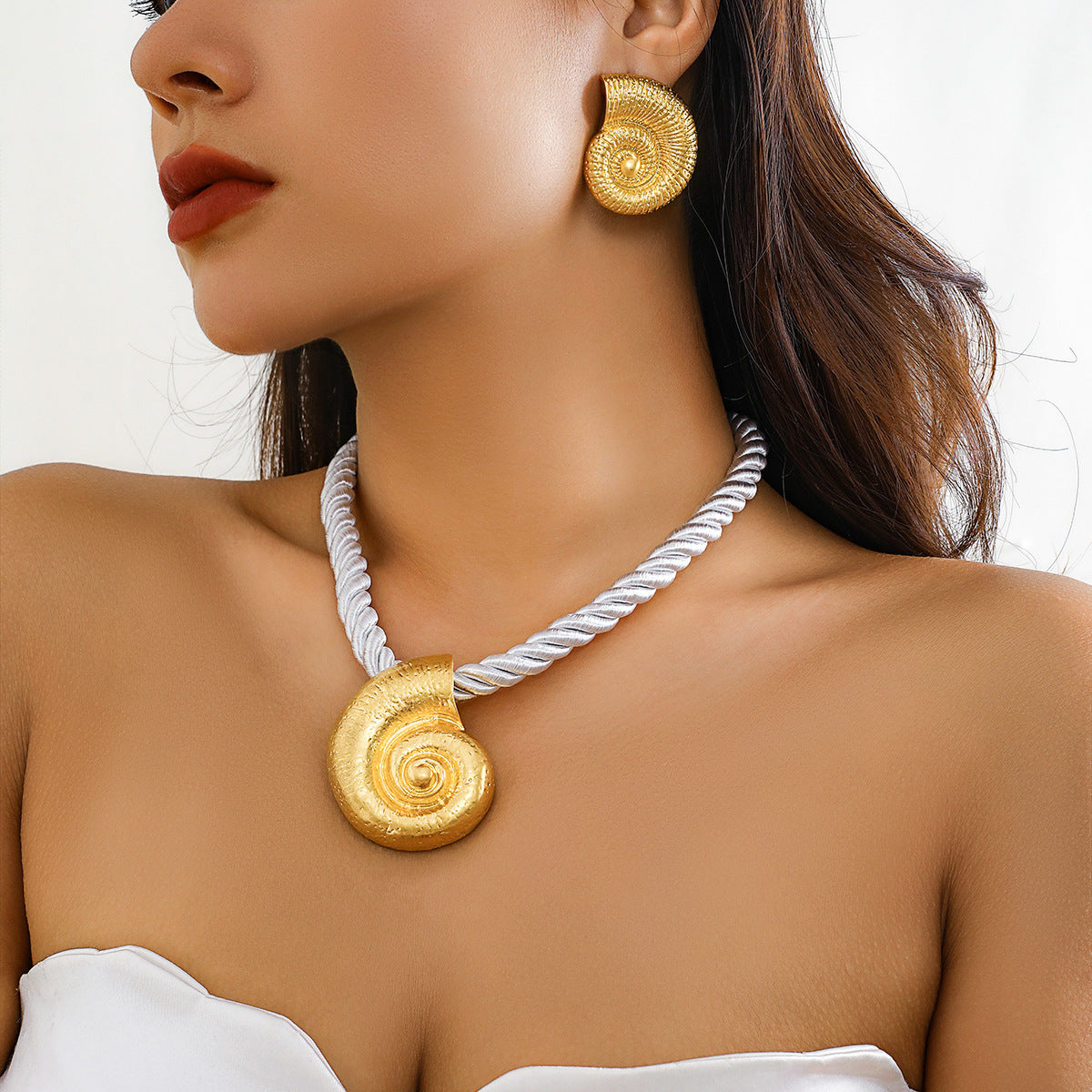 Spicy Starfish Pendant Necklace with Ocean Style for Women, Featuring a Single Layer Design and Alloy Material.