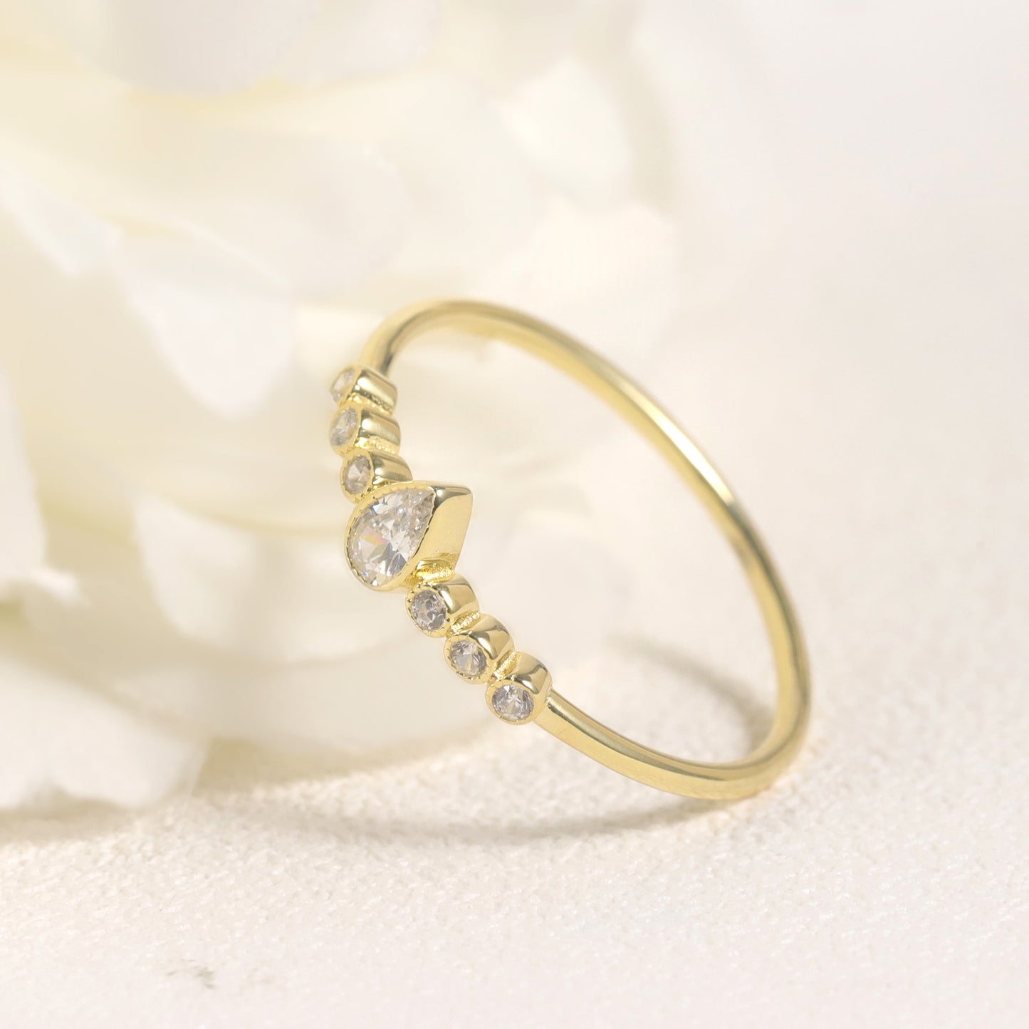 Business Style Commuter Ring Golden Dawn S925 Moissanite