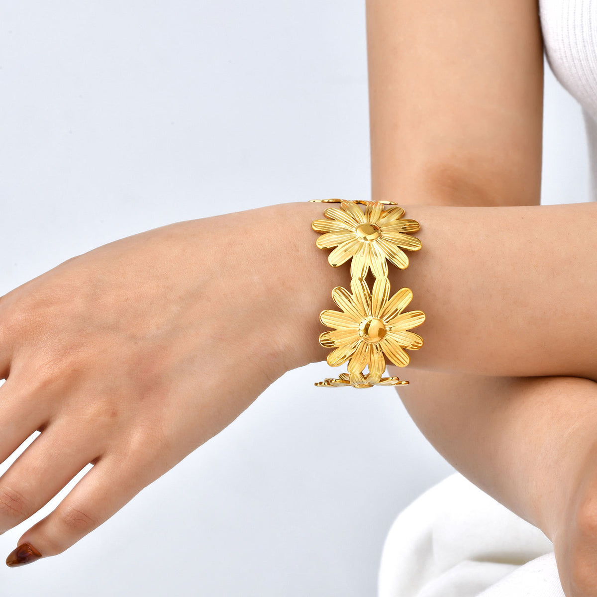 Stainless Steel Small Daisy Spiral Pattern Interlocking Opening Gold History Bracelet