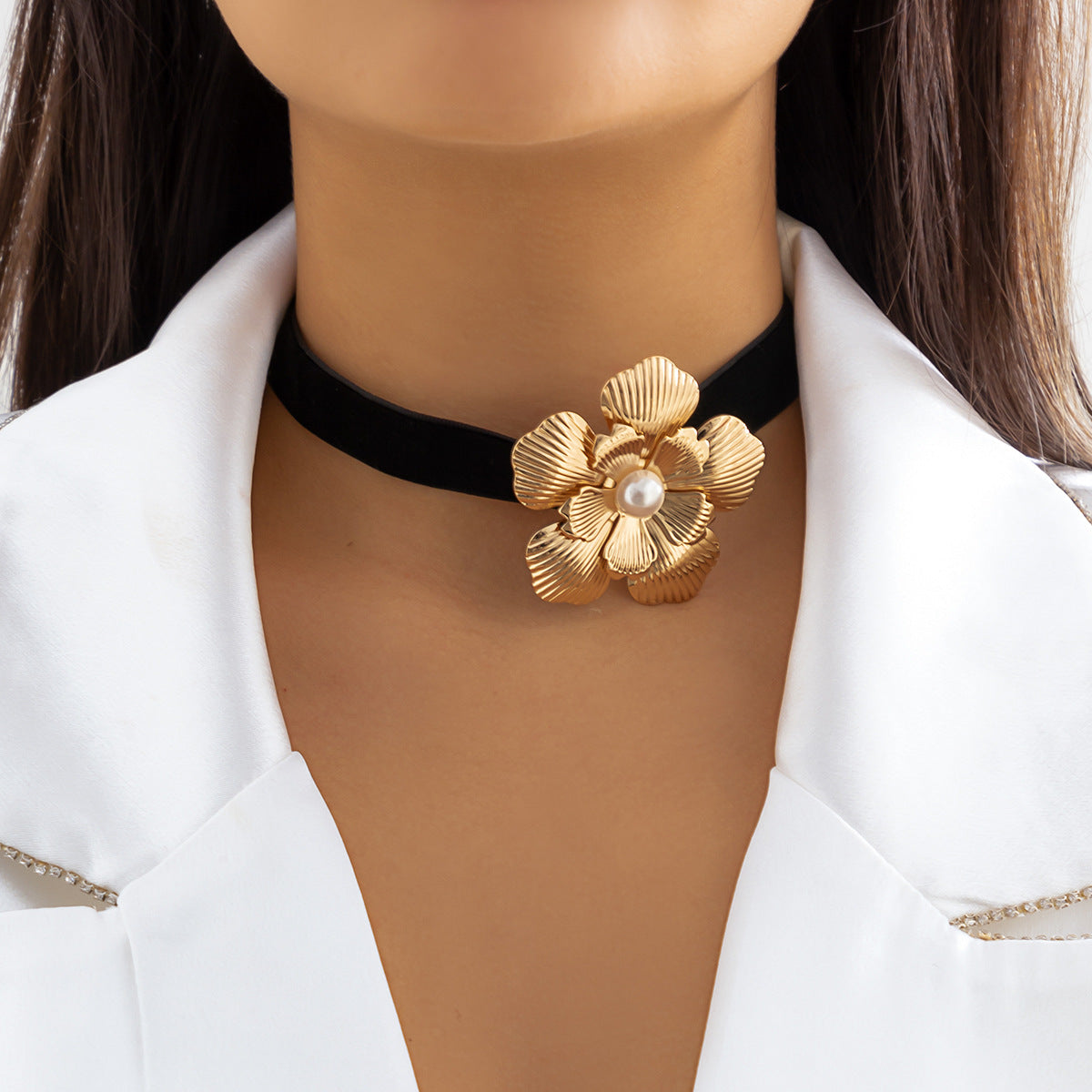 Innovative Rhinestone Choker Necklace with Pearl Denim Flower Detail