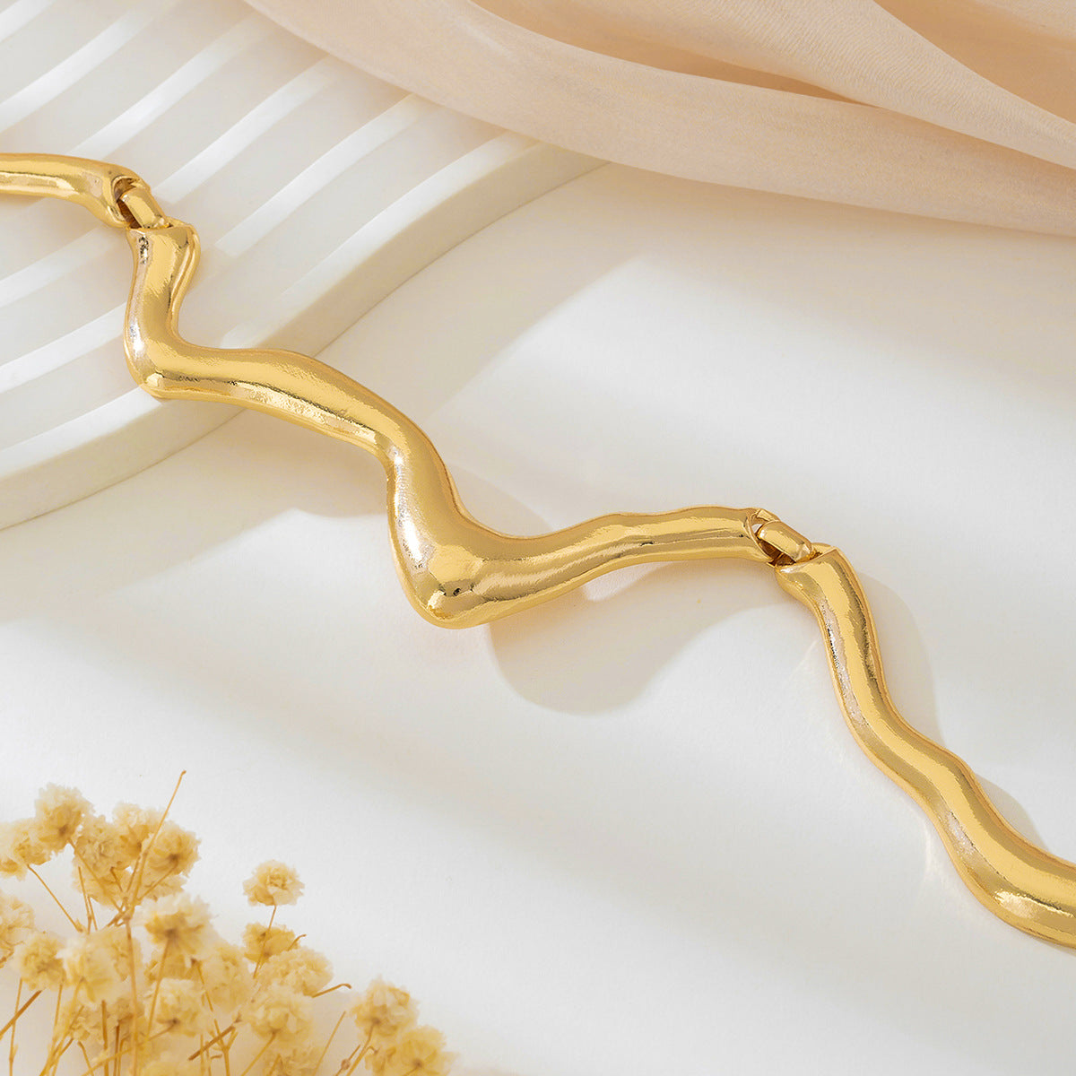 Planderful Vienna Verve Necklace – Exaggerated Heavy Metal Gold Design