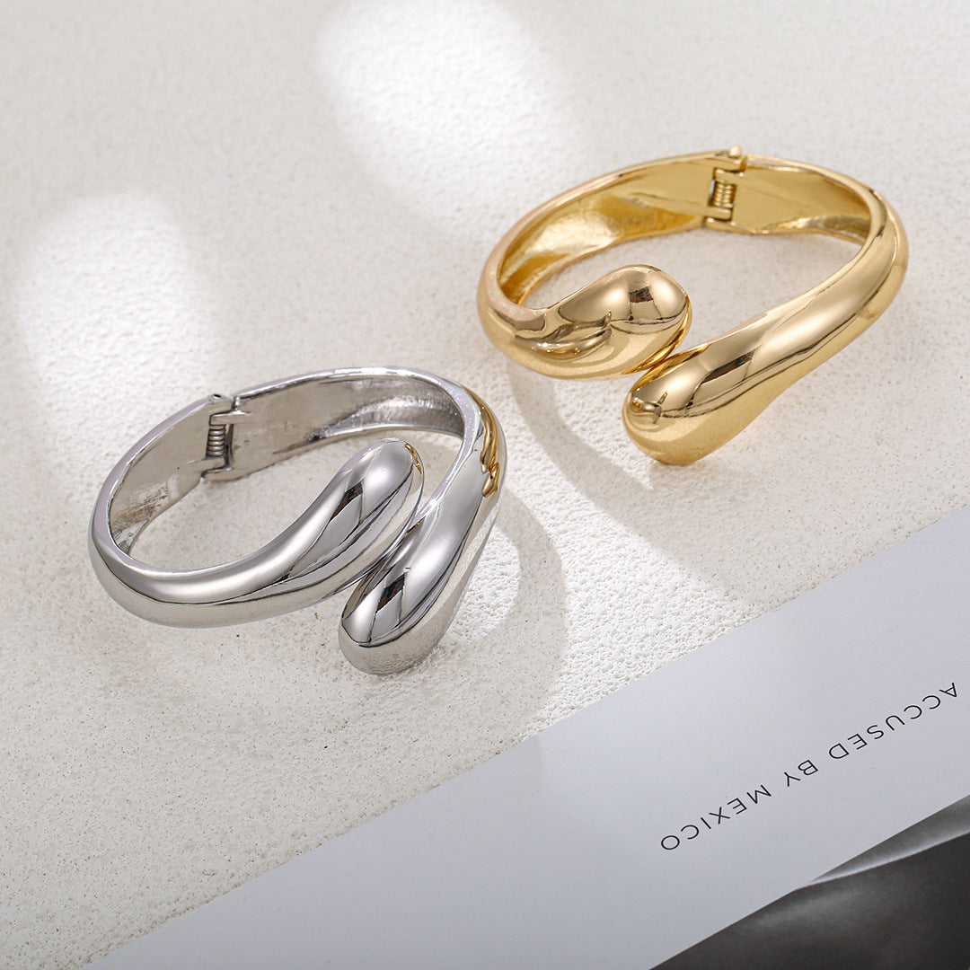 Planderful Vienna Verve Bracelet – Glossy Gold Cross Retro Design