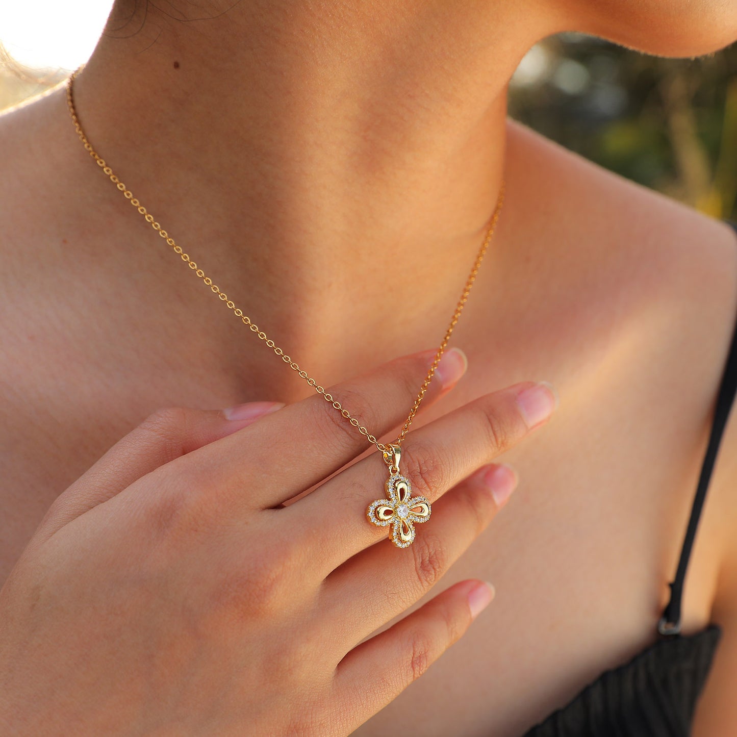 Zircon Flower Pendant Necklace in Gold Copper Jewelry Wholesale