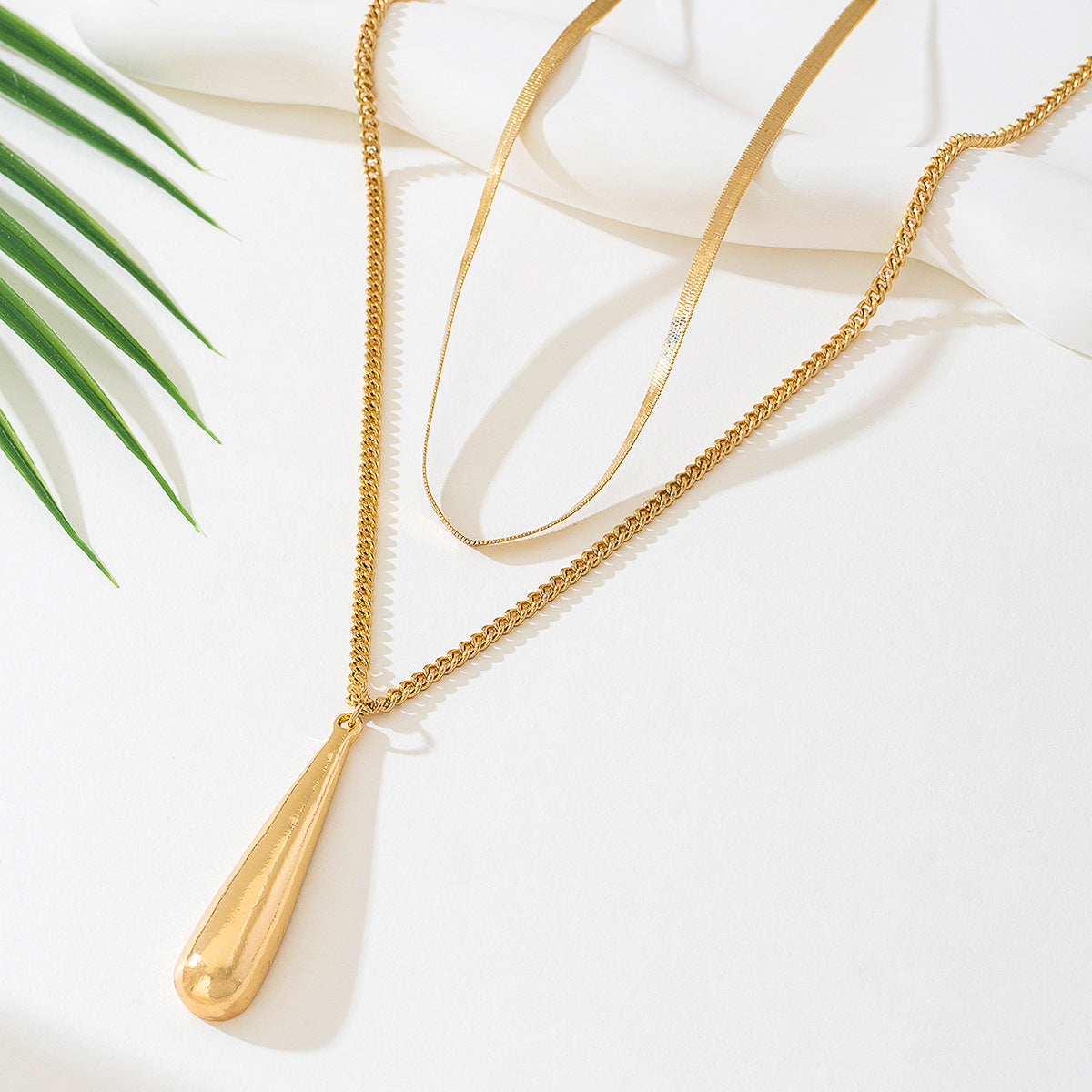 Planderful Vienna Verve Necklace – Versatile Retro Design with Gold Tassel