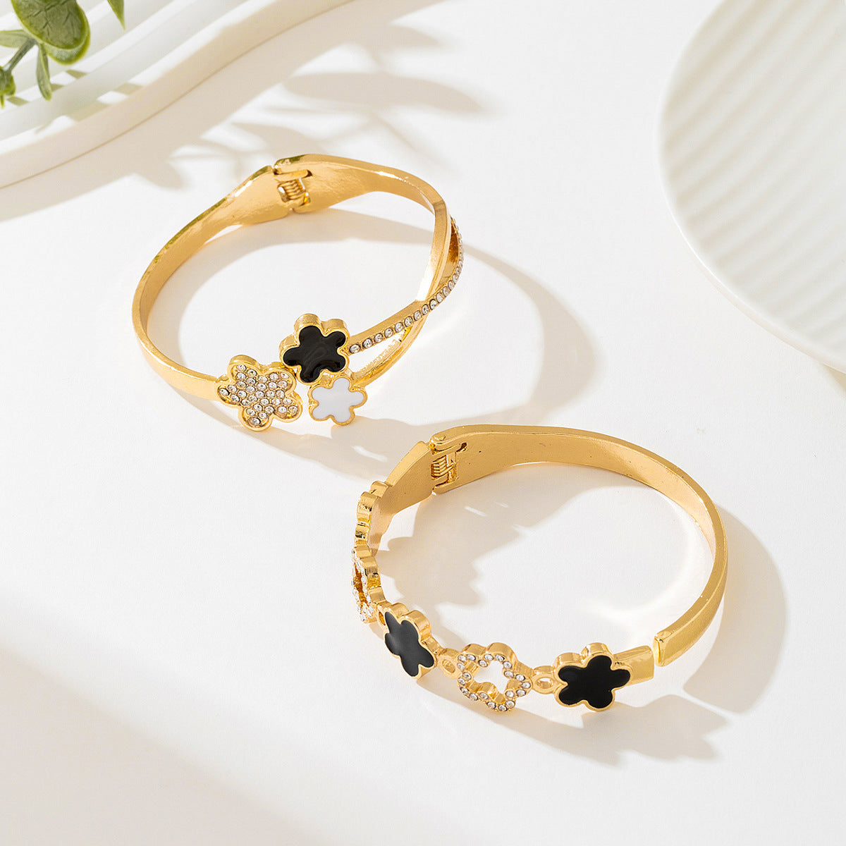 Planderful Vienna Verve Bracelet Set – Fashionable Five-Leaf Clover Design