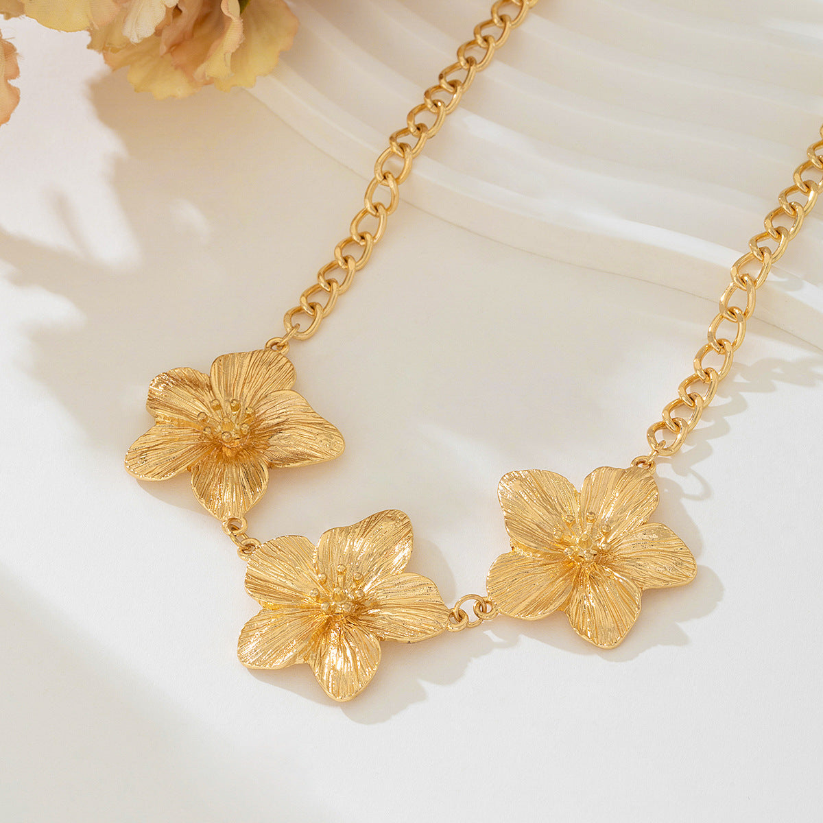 Planderful Vienna Verve Necklace – Fashionable Metal Flower Design