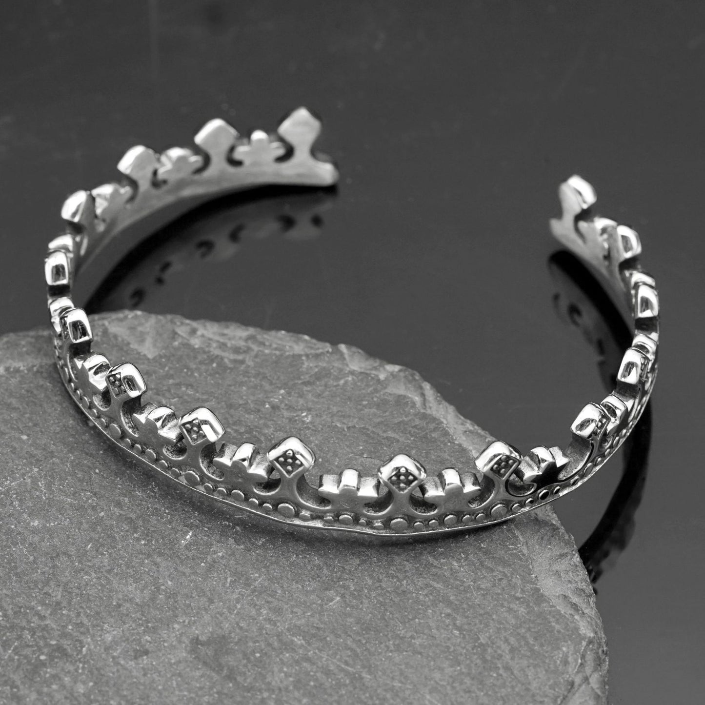 Planderful Everyday Genie Durable Titanium Stainless Steel Bracelet For Unisex Fashion Lovers Retro Crown Opening