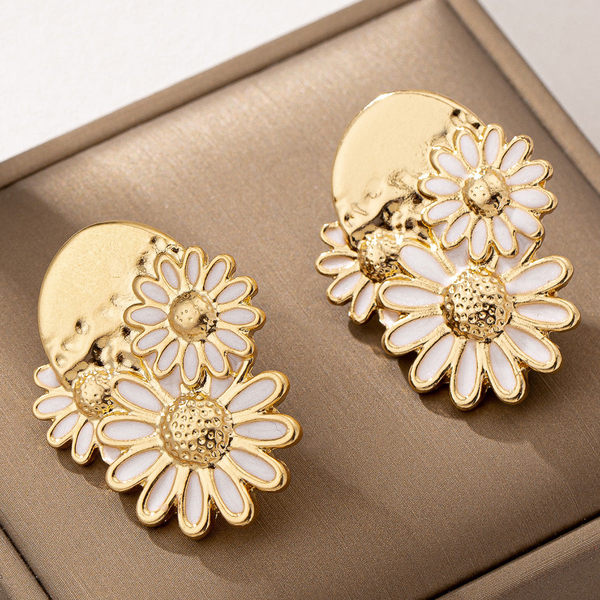 Planderful Vienna Verve Daisy Flower Stud Earrings – Stylish Retro Design