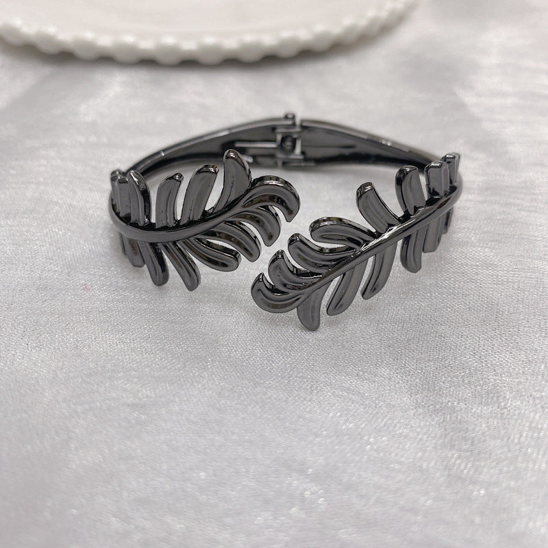 Golden Leaf Charm Bracelet - Exquisite Women's Fashion Jewelry for Sale