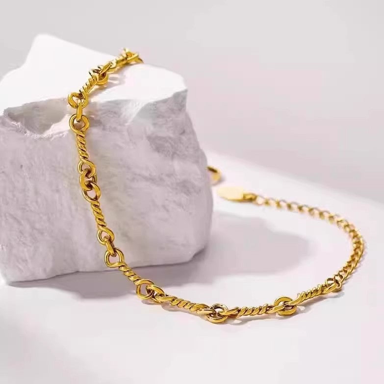 Planderful Jewelry Interlocking Bracelet Gold Plated Titanium Steel Luxury Design For Everyday Glamour