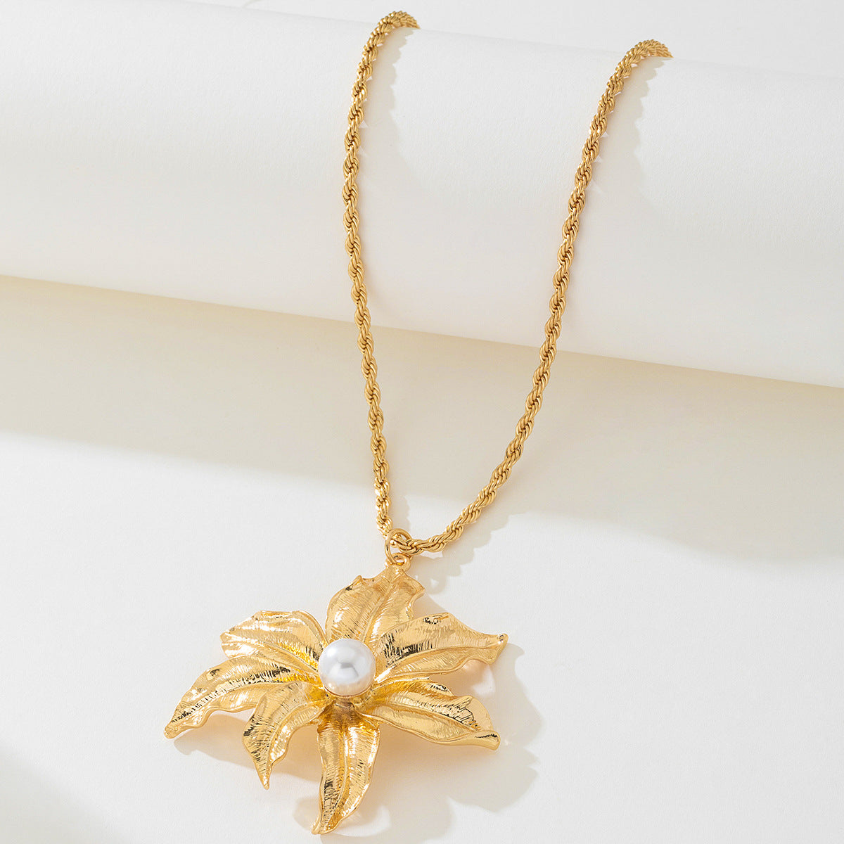 Planderful Vienna Verve Necklace – Creative Holiday Style Metal Flower Pendant