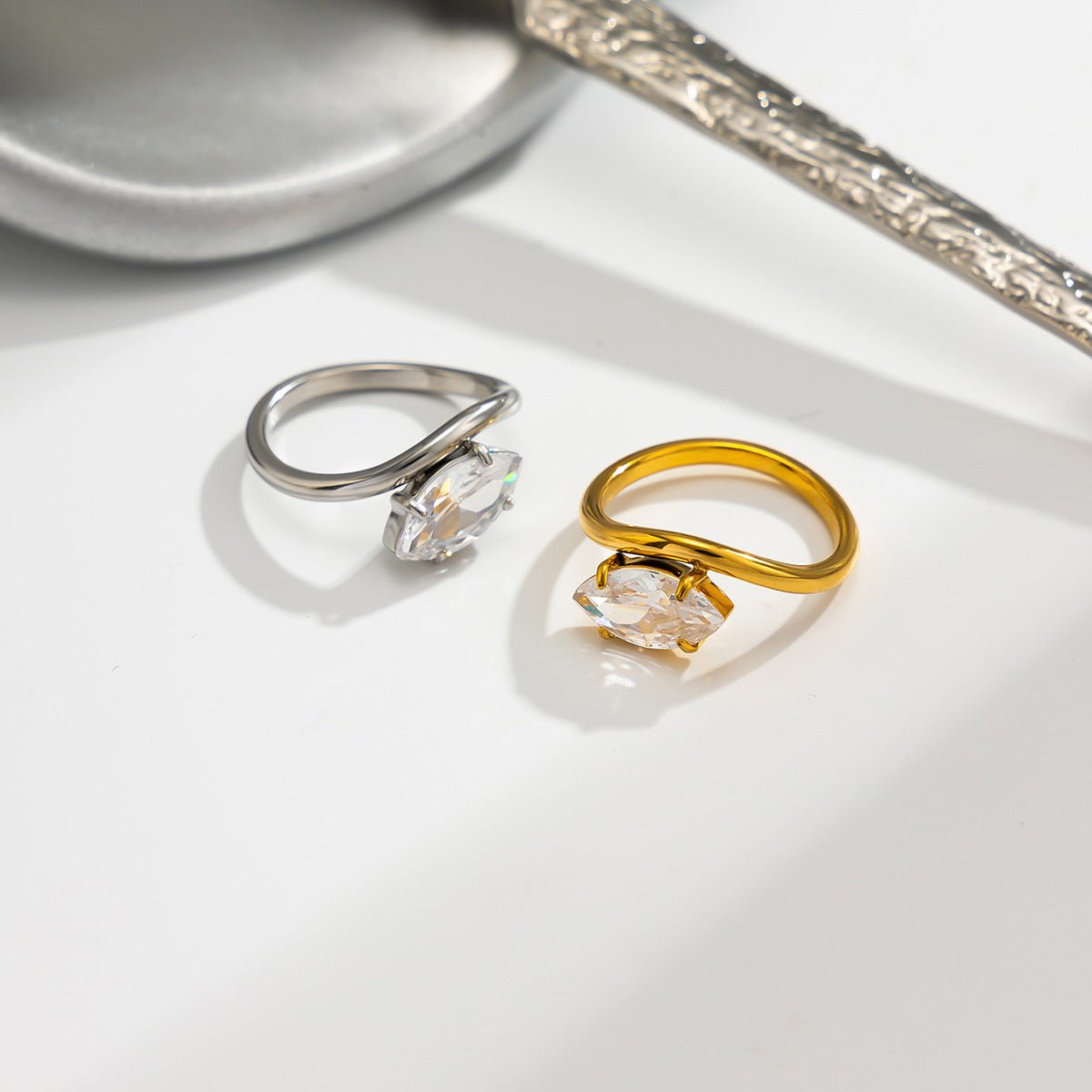 Planderful Vienna Verve Stainless Steel Zircon Horse Eye Ring For Modern Commuters