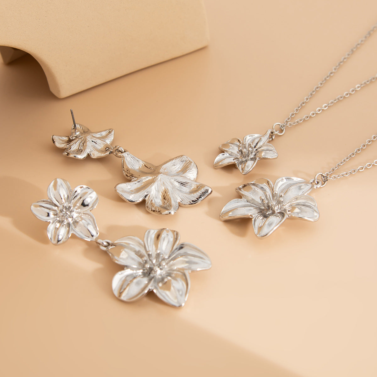 Planderful Vienna Verve Flower Pendant Set – Retro Three-Dimensional Design