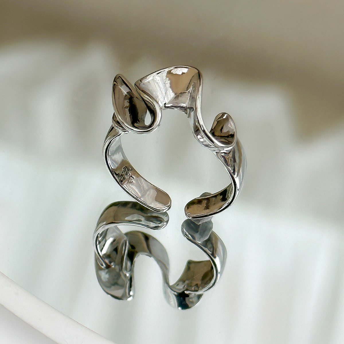 Elegant Curved Gold Ring Set with Wavy Pleats