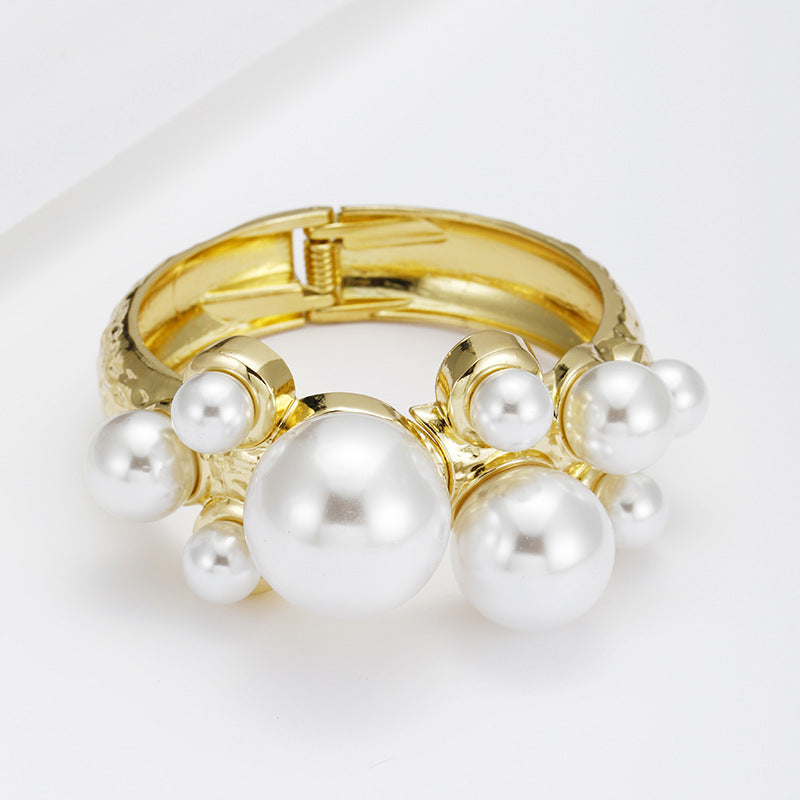 Grand Fashion Metal Pearl Bracelet with Gold Irregular Design