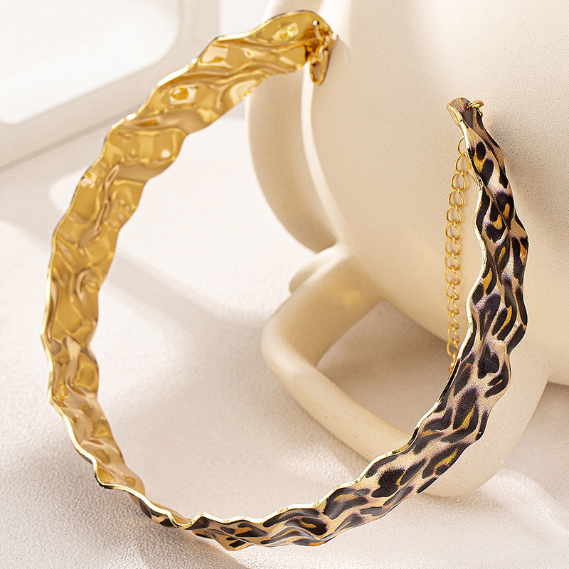 Planderful Vienna Verve Necklace – Trendy Metal Leopard Print Design