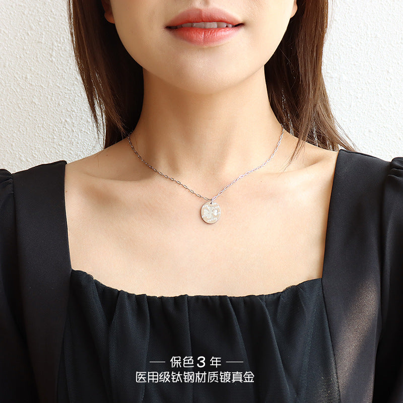 Elegant Four Leaf Flower Seashell Pendant Necklace with Gold Collarbone Chain