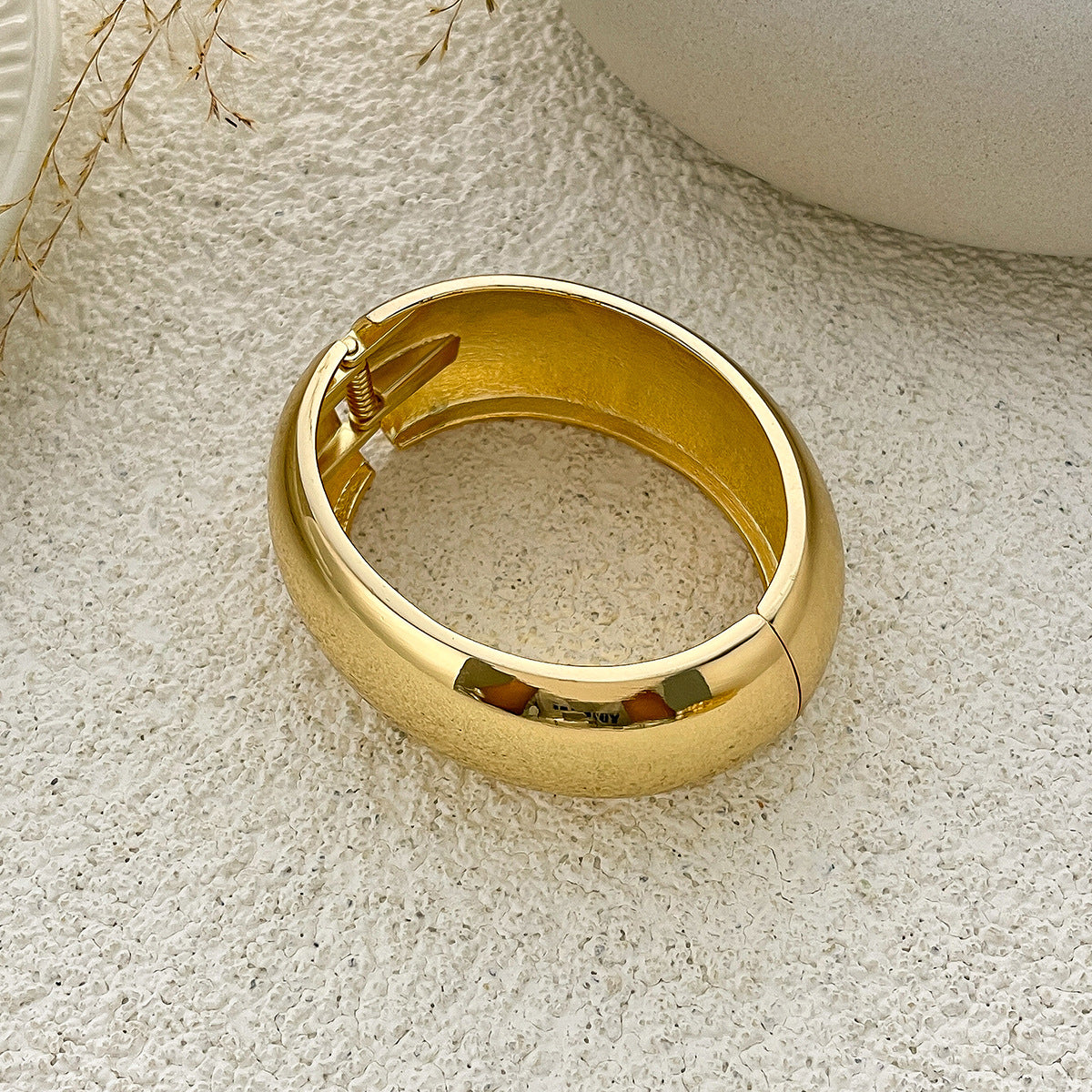Design Light-Sensitive Surface Ring Opening Bracelet Smudging Irregular Bracelet
