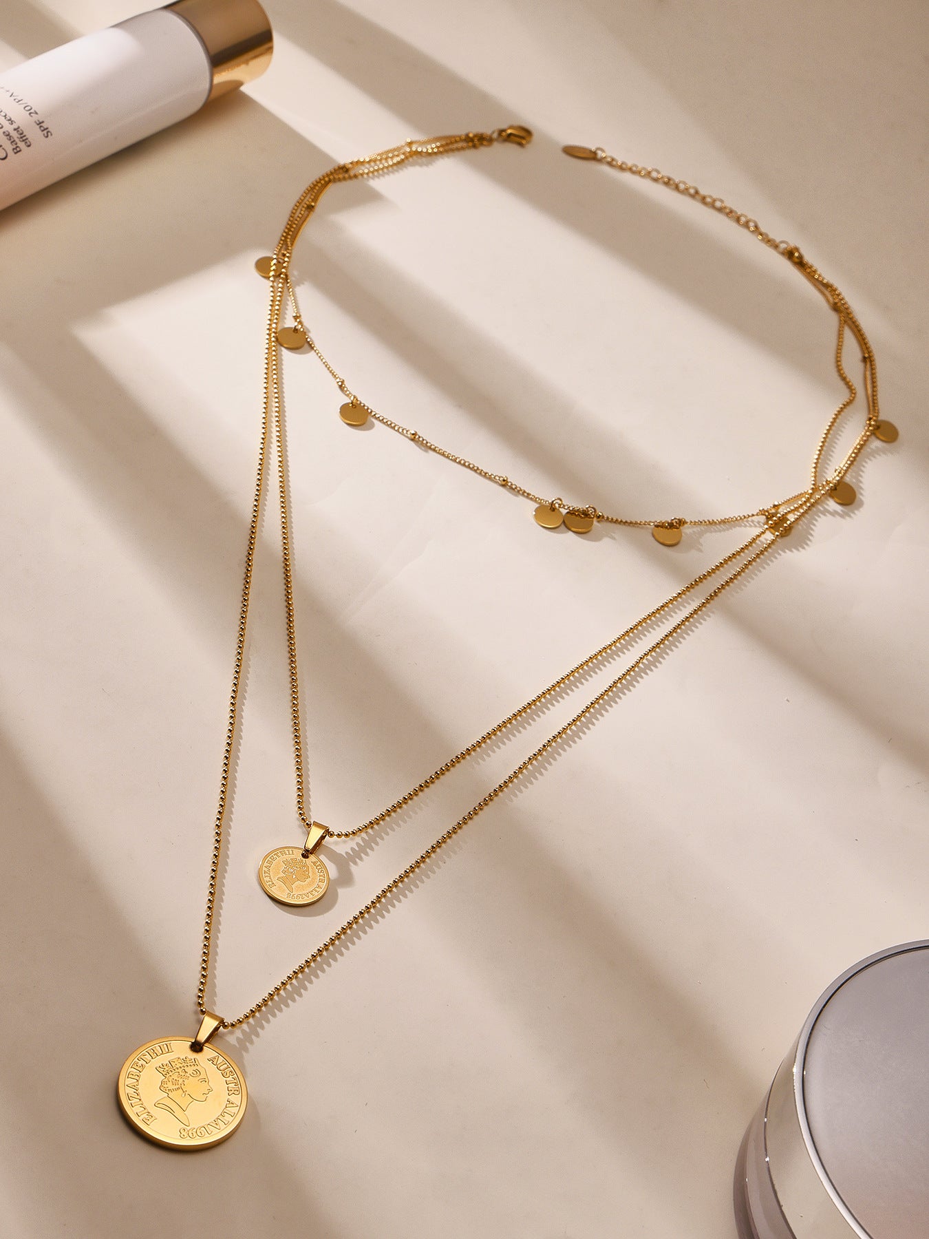 18K Gold Plated Queen Portrait Clavicle Necklace Planderful