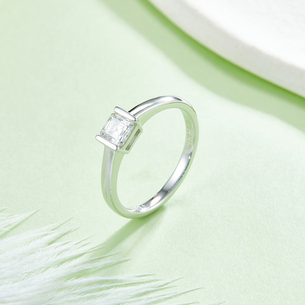 Simple S925 Sterling Silver Inlaid 0.5 Ct Moissanite Ring Wholesale
