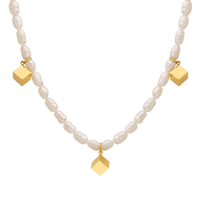 Fashionable Three-Dimensional Freshwater Pearl Necklace with Square Pendant