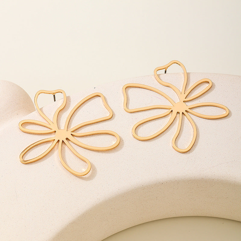 Planderful Vienna Verve Earrings – Fashionable Minimalist Design with Golden Flowers