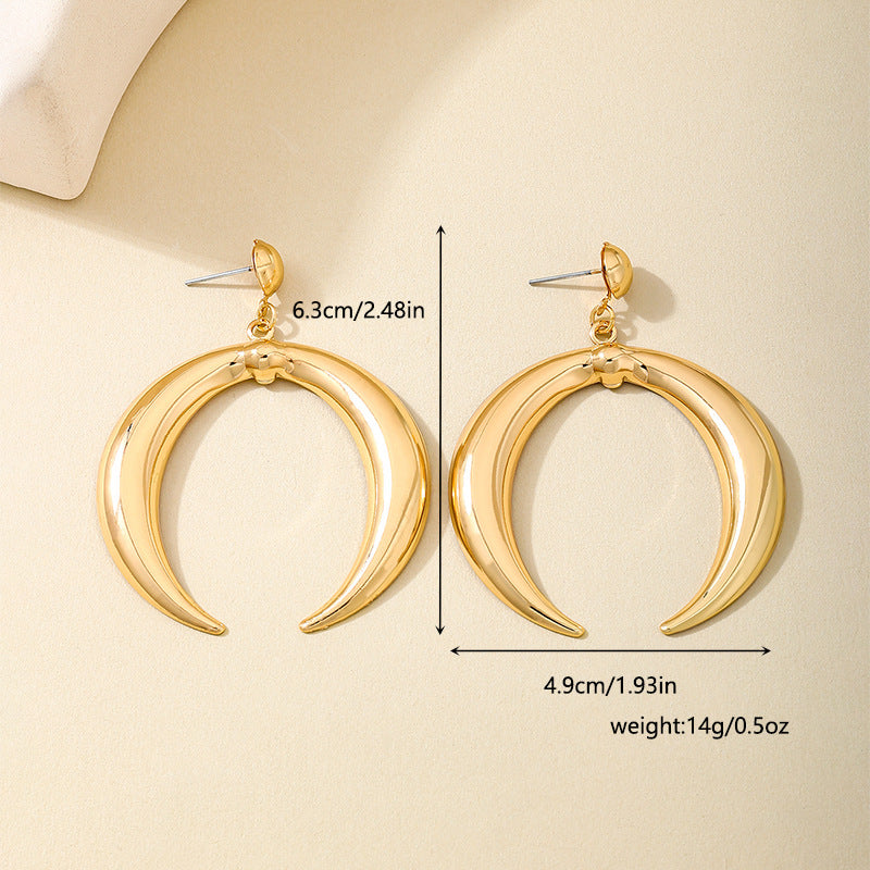 Planderful Vienna Verve Earrings – Fashionable Gold Crescent Design