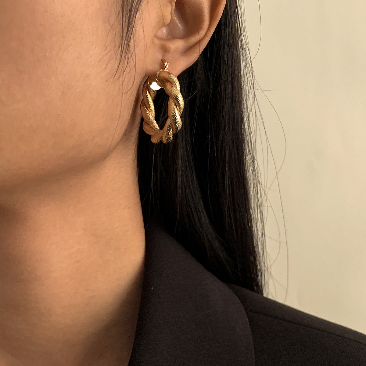 European Style Metal Twisted Earrings with Pockmark Ring