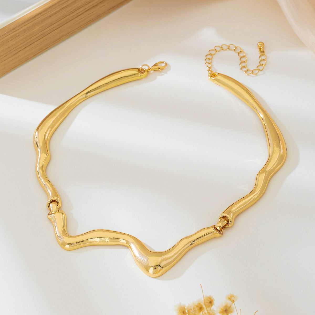 Planderful Vienna Verve Necklace – Exaggerated Heavy Metal Gold Design