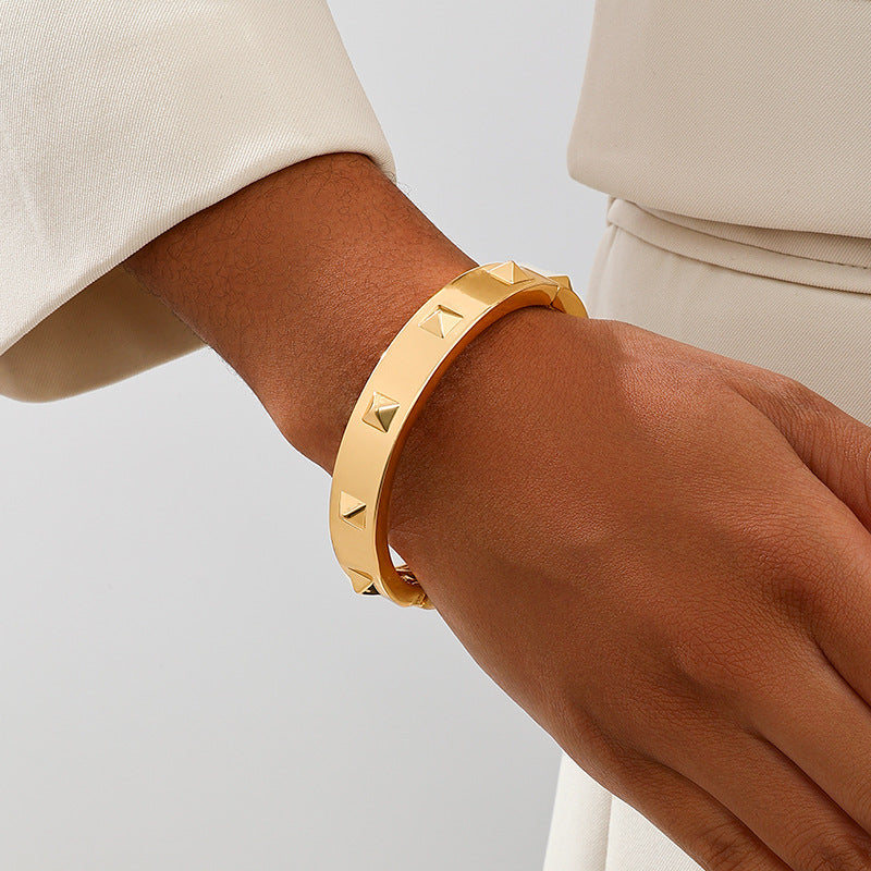 Planderful Vienna Verve Bracelet – Fashionable Metal Design with Rivet Spring Buckle