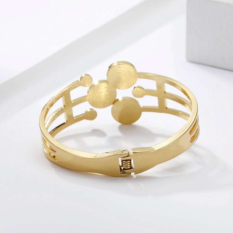 Dynamic European Charm Gold Bracelet with Unique Design