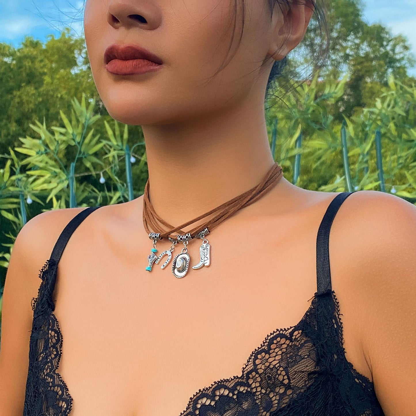 Planderful Vienna Verve Necklace – Retro Flower Plate Design