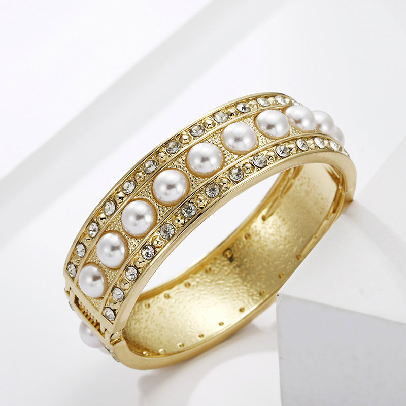 Gilded Circle Pearl Bracelet - Bold European & American Fashion Statement