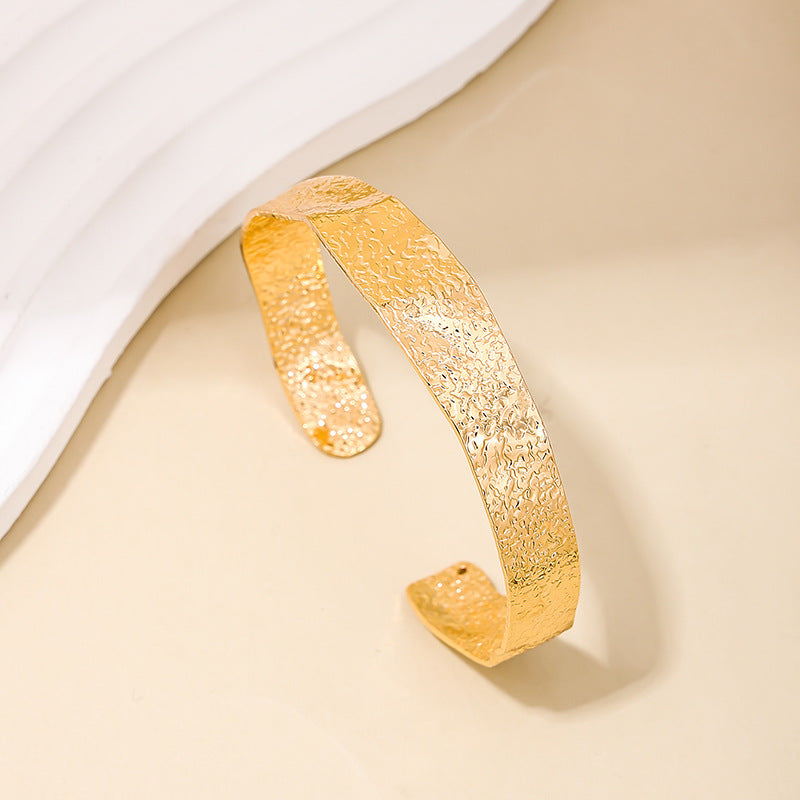 Stylish Handcrafted Women's Bracelet with Unique Circular Opening