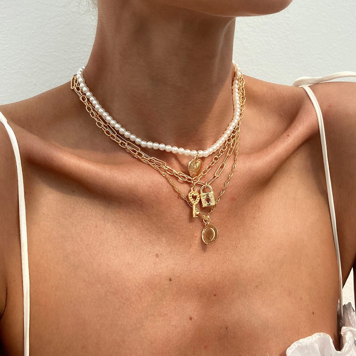 Planderful Vienna Verve Necklace – Elegant Pearl and Rose Bow Design