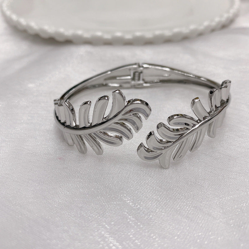 Golden Leaf Charm Bracelet - Exquisite Women's Fashion Jewelry for Sale