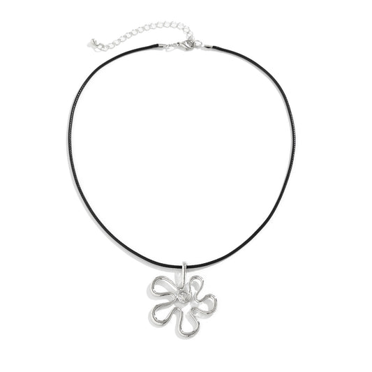 Elegant Metal Flower Choker Necklace with Sweet and Cool Hollow Pendant