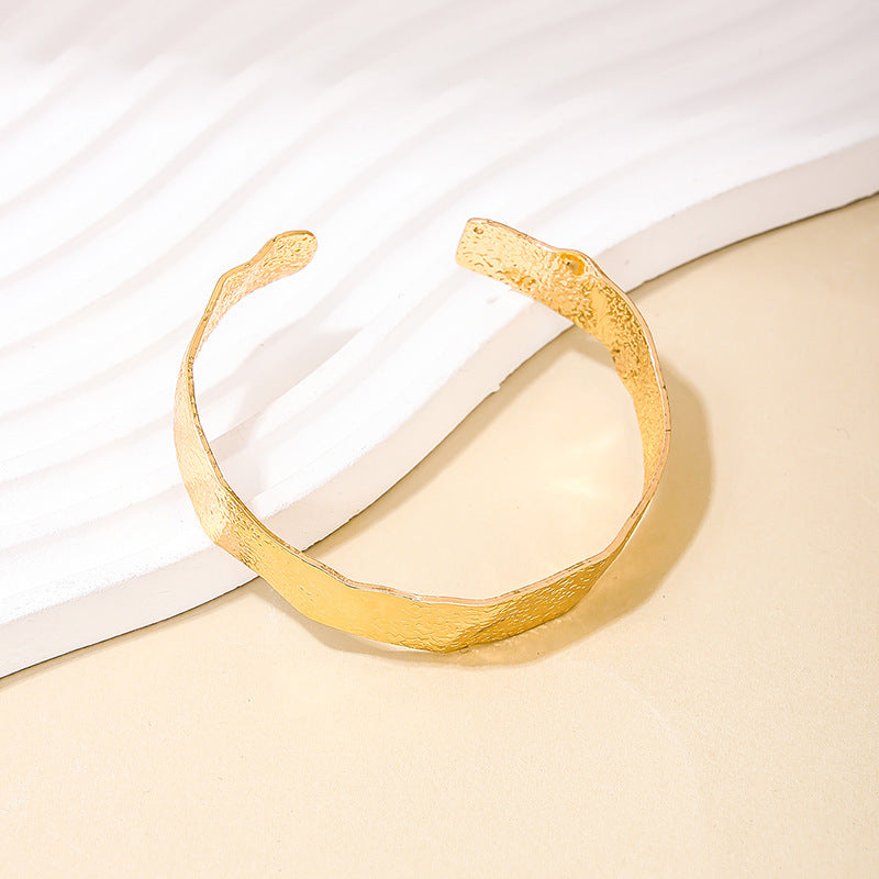 Stylish Handcrafted Women's Bracelet with Unique Circular Opening