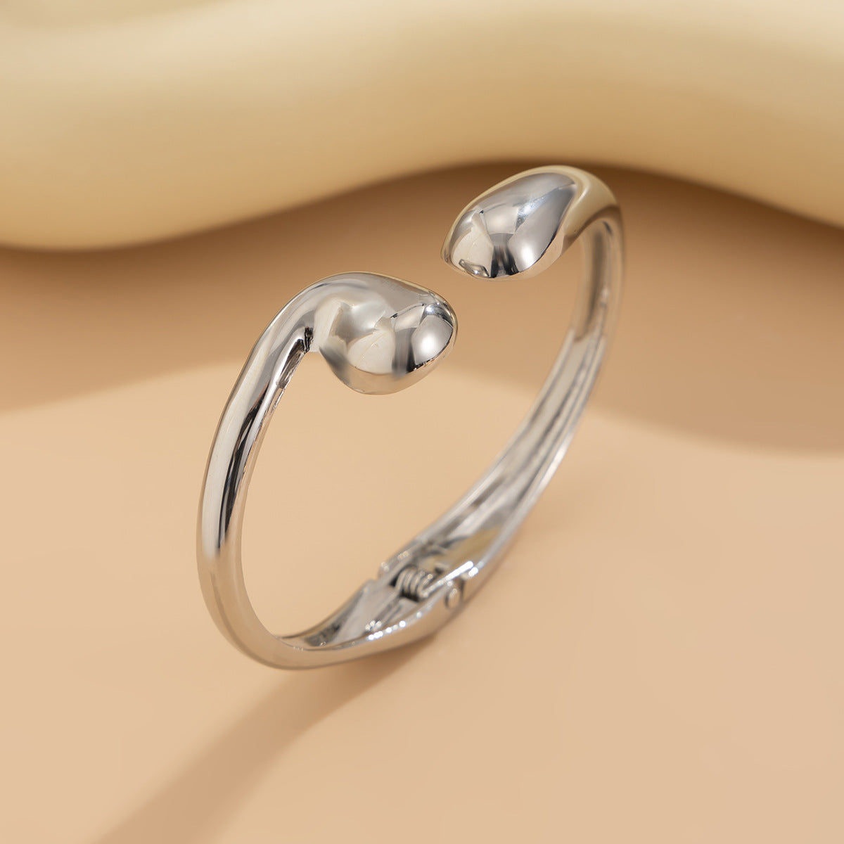 Planderful Vienna Verve Bracelet – Stylish Cross-Border Design