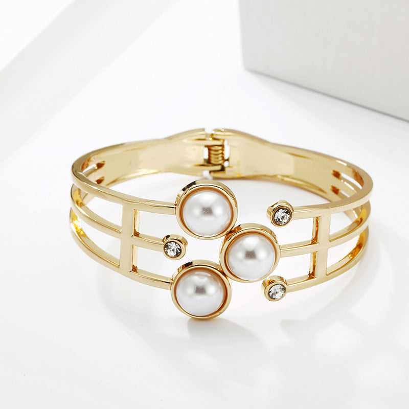 Dynamic European Charm Gold Bracelet with Unique Design