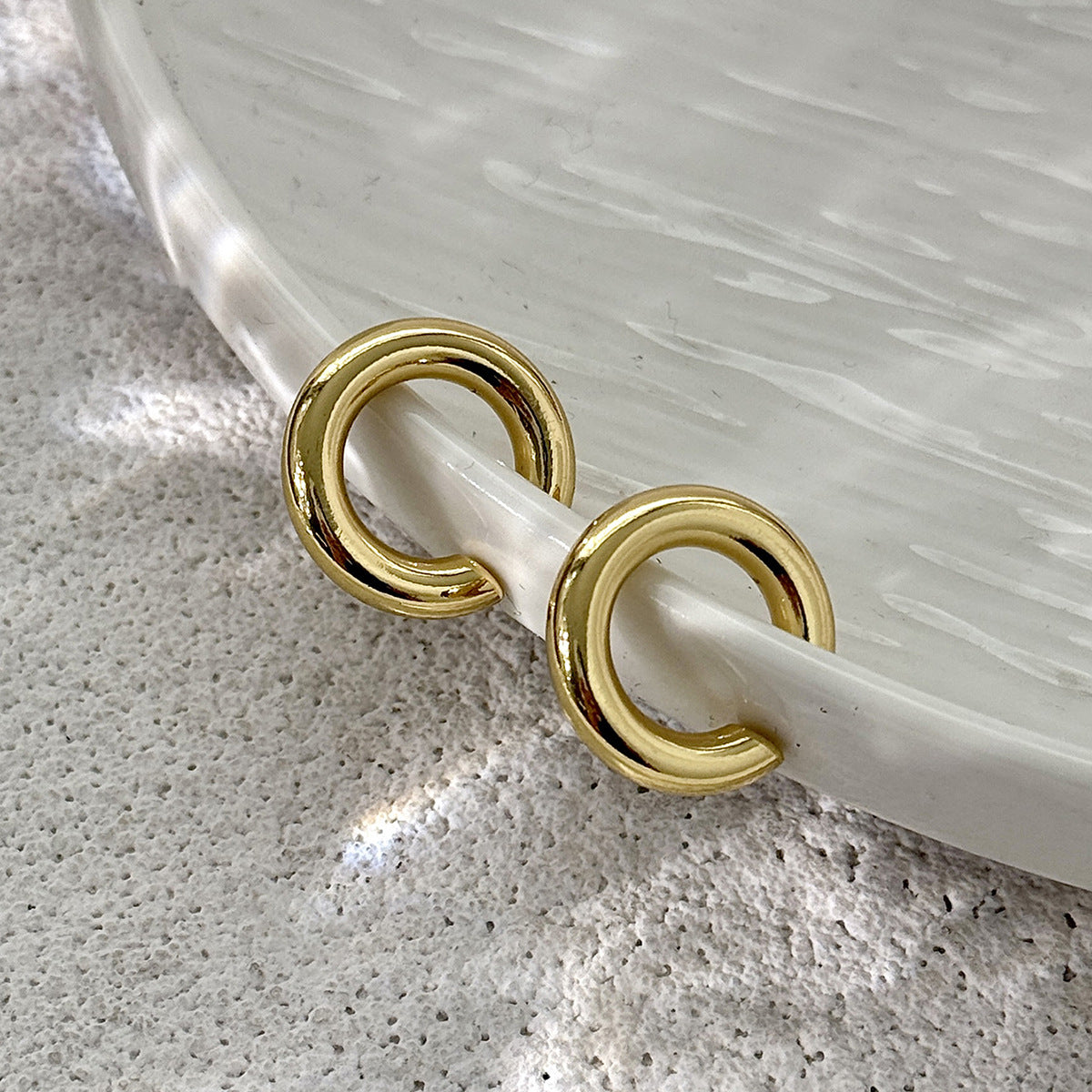 Planderful C Shaped Stainless Steel Ear Clip Earrings with Contrasting Knot Detail For Women Statement Jewelry