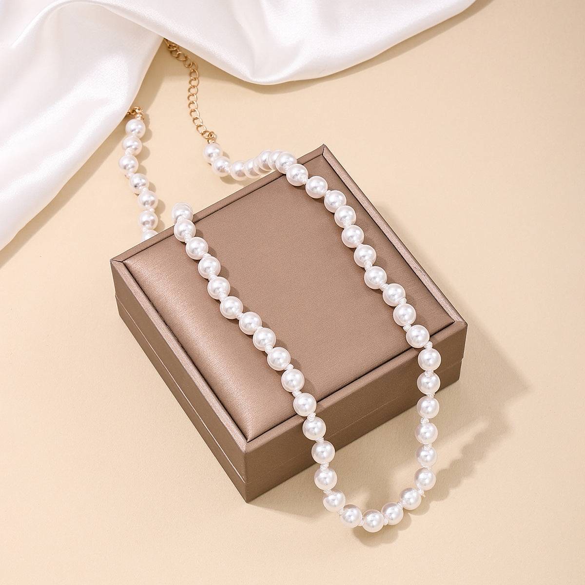 Sophisticated Retro Pearl Necklace for Fashionable Women