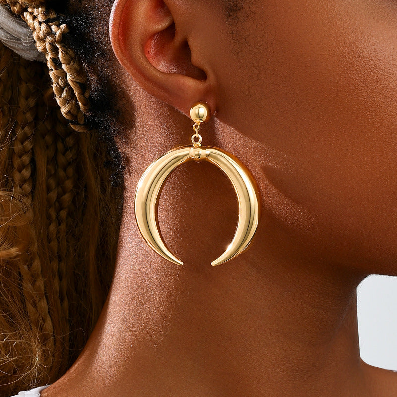 Planderful Vienna Verve Earrings – Fashionable Gold Crescent Design