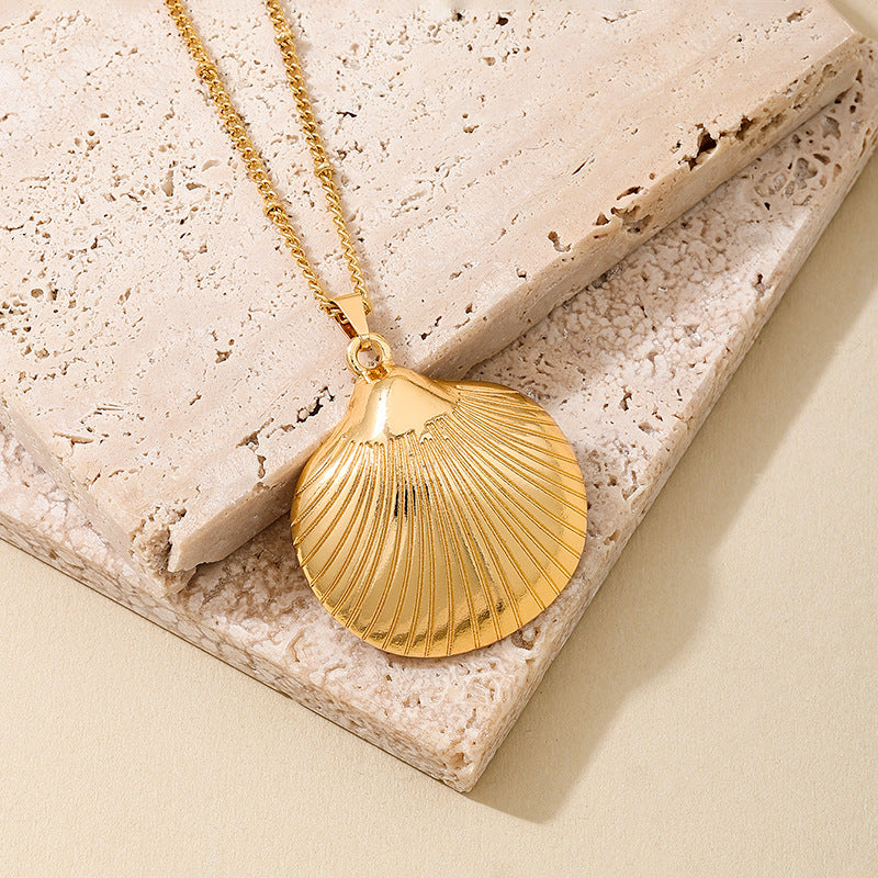 Planderful Vienna Verve Necklace – Stylish Marine-Inspired Gold Shell Design