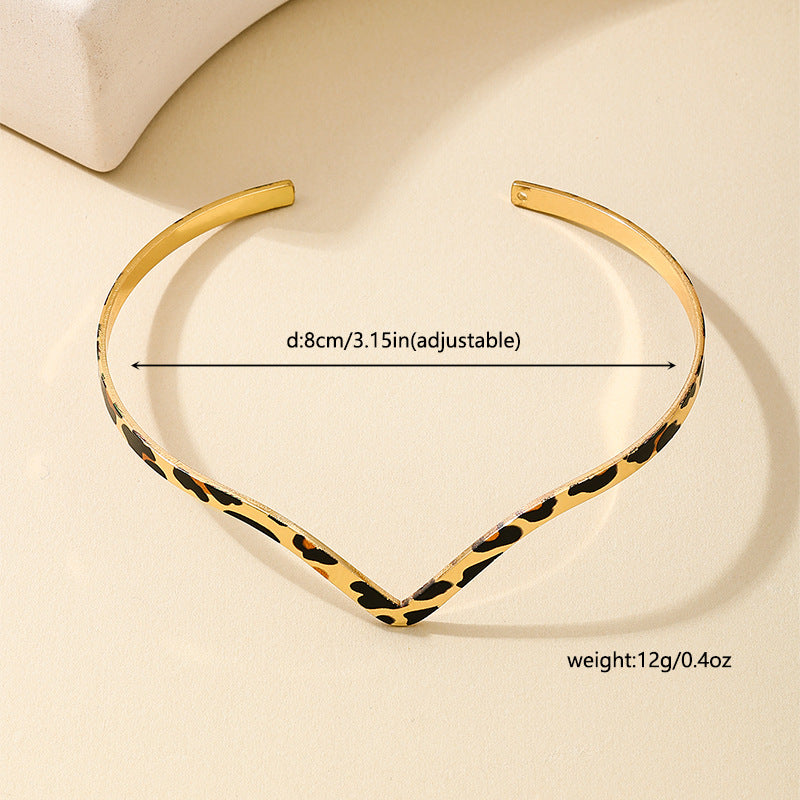 Planderful Vienna Verve – Stylish Metal Leopard Print V-Shaped Arm Ring