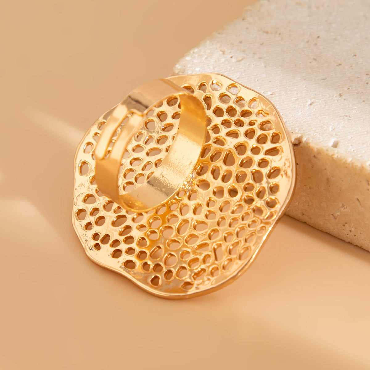 Planderful Vienna Verve Ring – Elegant Hollow Flower Design