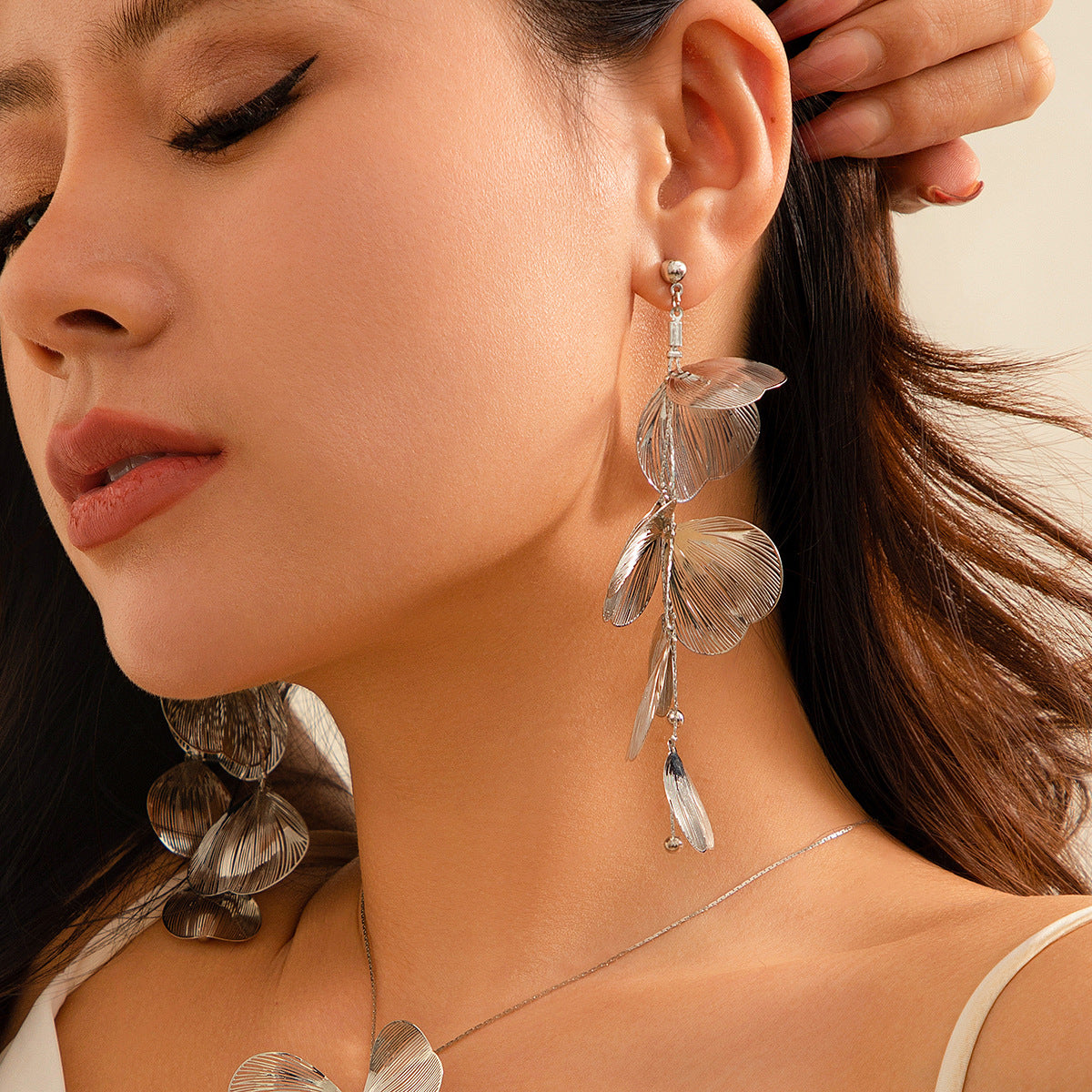 Ginkgo Biloba Gold Chain Necklace with Metal Design - European Style Statement Piece for Women