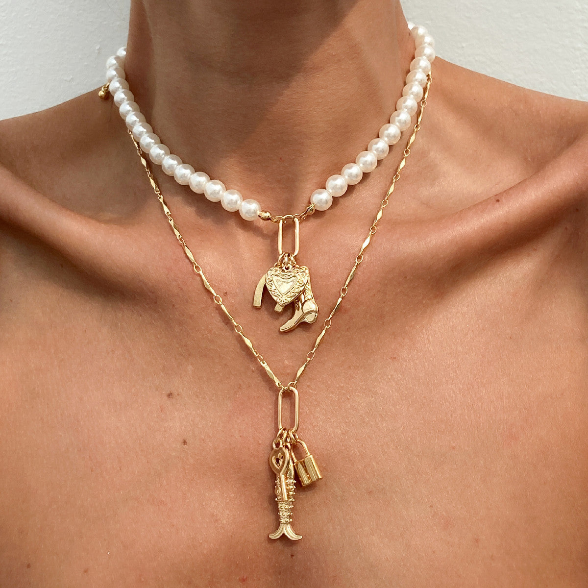 Planderful Vienna Verve Necklace – Elegant Pearl and Rose Bow Design