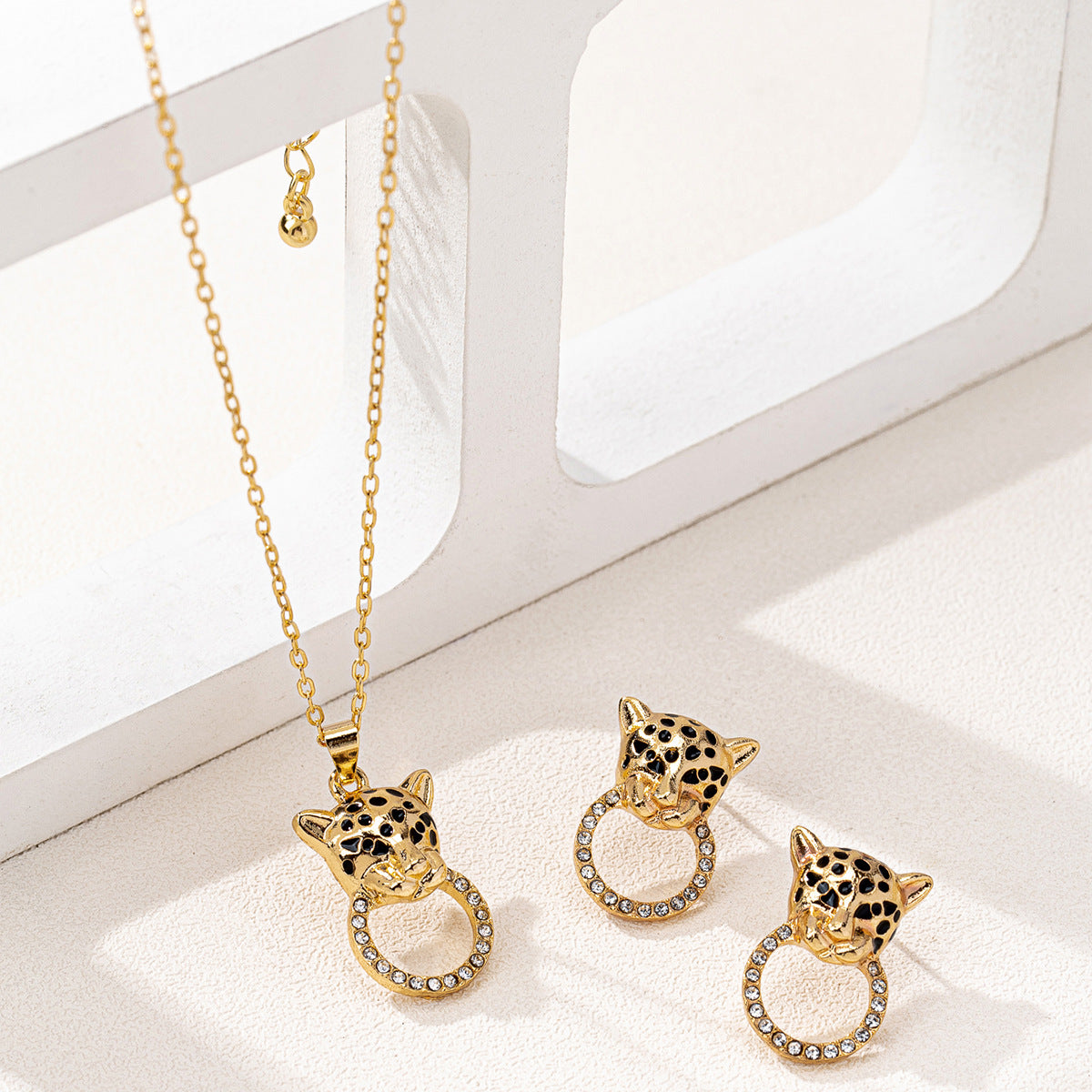 Planderful Retro Leopard Head Jewelry Set for Fashion Lovers